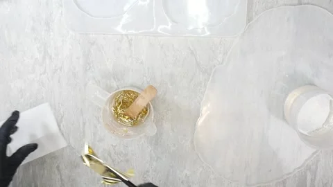 Take and mixed gold leaf with resin epoxy, top view. Crafting video with mold Vidéo 146238195