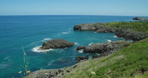 Take in the breathtaking panoramic view of a rugged coastline Vidéo 343667279