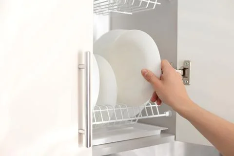 Take a clean white plate on the kitchen shelf. close-up Foto stock