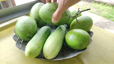 Take the mango from the fruit basket Vidéo 198679516