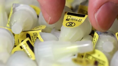 Take a needle Vídeos de archivo 19919433