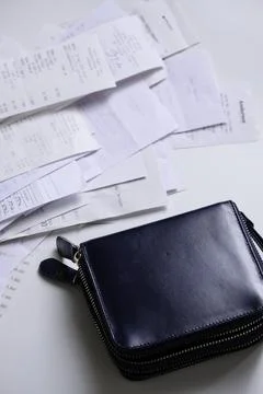 Take out a stack of payment receipts from the wallet Foto stock