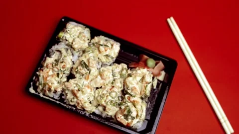 Take out Sushi Volcano Roll on a plastic container Vídeos de archivo 150848187