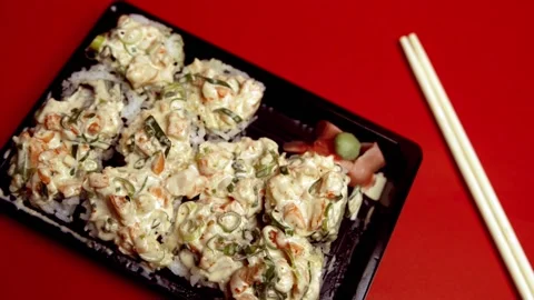 Take out Sushi Volcano Roll on a plastic container Vídeos de archivo 150848276