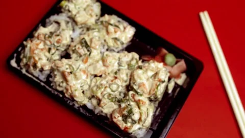 Take out Sushi Volcano Roll on a plastic container Vídeos de archivo 150848327