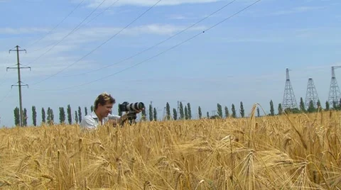 To take a Picture of Wheat Stockbeeldmateriaal 7737551