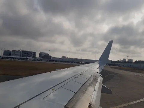 Take-off on a plane on a cloudy day 库存影片 81051904