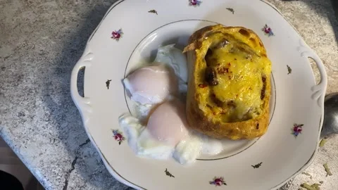 Take the poached egg out of the water Video stock 196561902