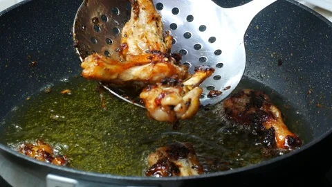 Take ripe fried chicken from boiled food oil palm Vidéo 89514586