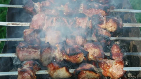 Take shish kebab off fire Stock Footage 89534902