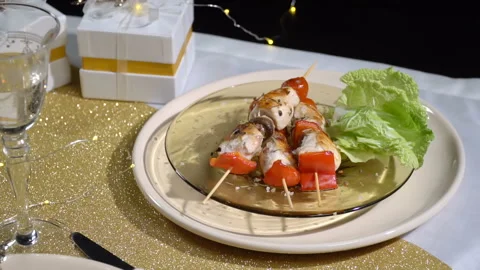Take off the table with a plate of kebabs. SlowMo Vídeo Stock 101211134
