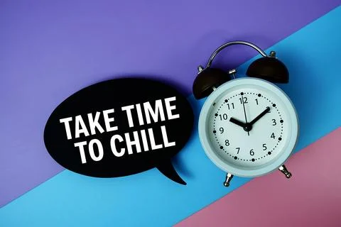 Take Time To Chill text on speech bubble with alarm clock top view on blue,.. Foto stock