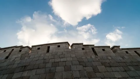 Take the time lapse of the clouds flowing over the castle in Seoul. Vidéo 145889431
