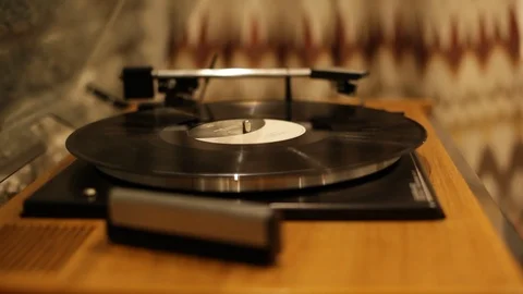 Take the vinyl plate 库存影片 90627915