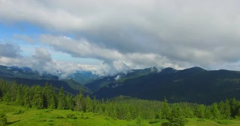 Takeoff above the cloud gorge. Stock-Footage 65300398