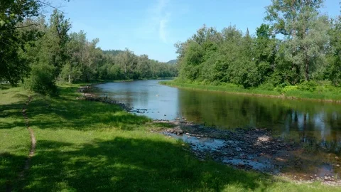 Takeoff between trees towards open river. Vidéo 111278432