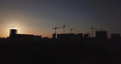 Takeoff of the drone against the backdrop of the sunset and the silhouette of Vídeos de archivo 136513168
