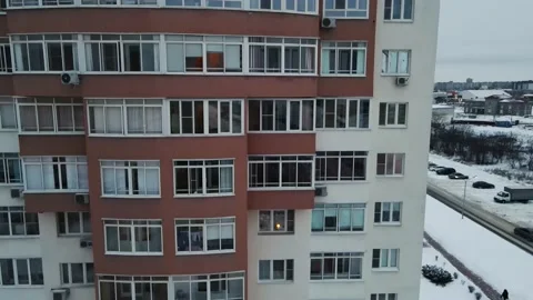 Takeoff of the quadcopter along a multi-storey building up Video stock 149091494