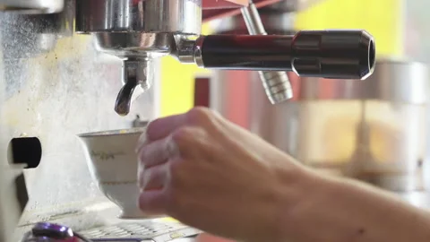 Takes the cup of coffee out of machine Видео 194732718