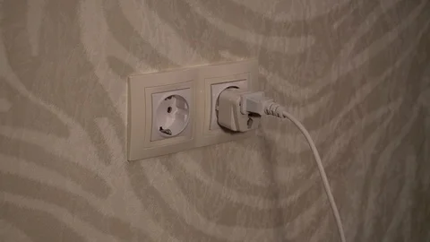 Takes out the device plug 스톡 동영상 120137632