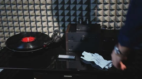 Takes white gloves 库存影片 147485478