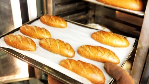 Takin bread out of oven Video stock 94165581