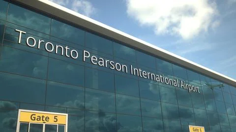 Taking off airplane reflecting in the modern windows with Toronto Pearson Ilustración de archivo