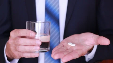 Taking and swalling white pills 動画素材 90442736