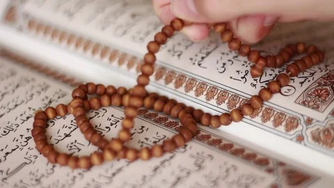 Taking beads from a Quran 스톡 동영상 76691005