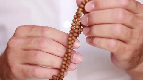 Taking off beads from a wrist 動画素材 75048888