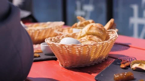 Taking bread out of small bread basket at outdoor restaurant Vídeos de archivo 122606697