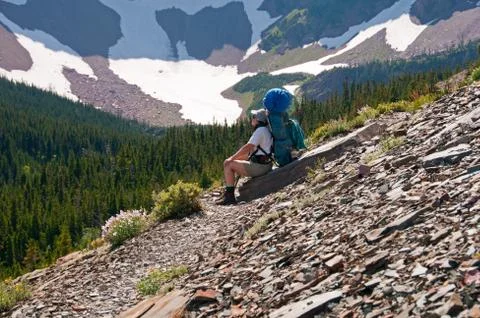 Taking a break on a mountain trail Stockfoto's