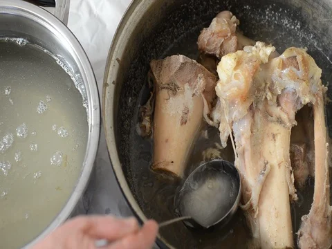 Taking broth with ladle from the saucepan. Vidéo 77080182