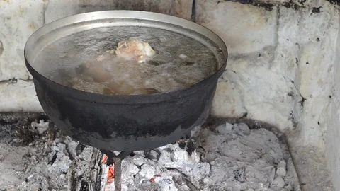 Taking broth with ladle from the saucepan. Vidéo 81268261