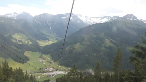 Taking cable car up to Isskogel mountain peak at village Gerlos in Tiro 스톡 동영상 119314277