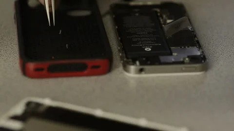 Taking the cover off on an iphone Vidéo 55421207