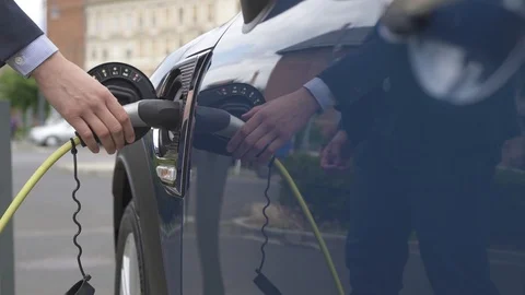 Taking off an electric car from the charging network, stockvideo Video stock 89850607