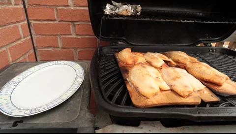 Taking fish out of BBQ Vídeos de archivo 5417327