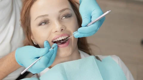 Taking good care of your mouth helps you maintain a healthy smile. The patient Vidéo 252131905