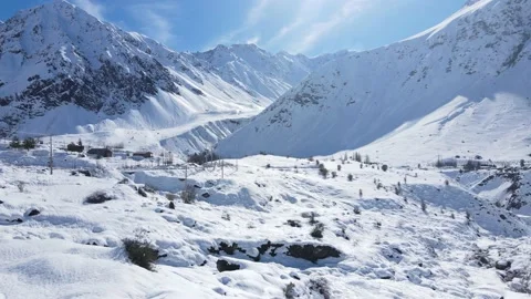 Taking off from the ground next to Snowy Mountains Vidéo 134984525
