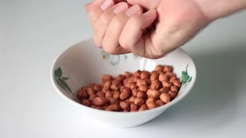 Taking a handful of peanuts Vídeo Stock 71951629