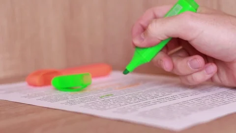 Taking marker and highlighting text Stock Footage 85167361