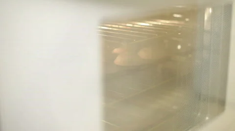 Taking muffins out of oven Stockbeeldmateriaal 878657