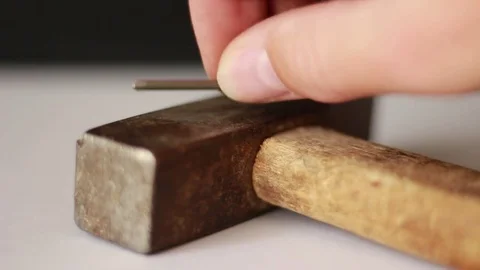 Taking nail from a hammer 動画素材 75827316