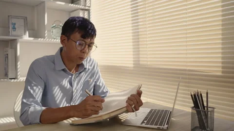 Taking note, Man's Hand Writing an Important Message in Notebook - Communicat Stockbeeldmateriaal 263463655