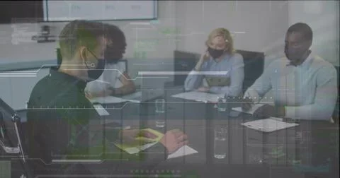 Taking notes masked man dark sweater holding notepad pen at meeting room monitor Foto stock