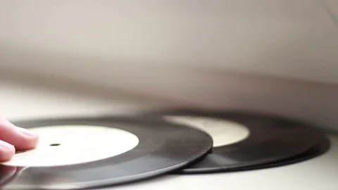 Taking old vinyl records Vídeo Stock 73506051