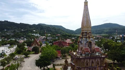 Taking off over the main building on the grounds of Wat Chalong temple in Phuket 動画素材 172474428