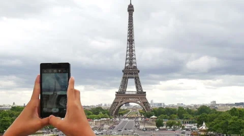 Taking picture of Eiffel tower in Paris with smartphone Video stock 41681273