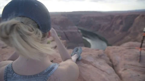 Taking a picture on top of a canyon Vídeo Stock 75444552